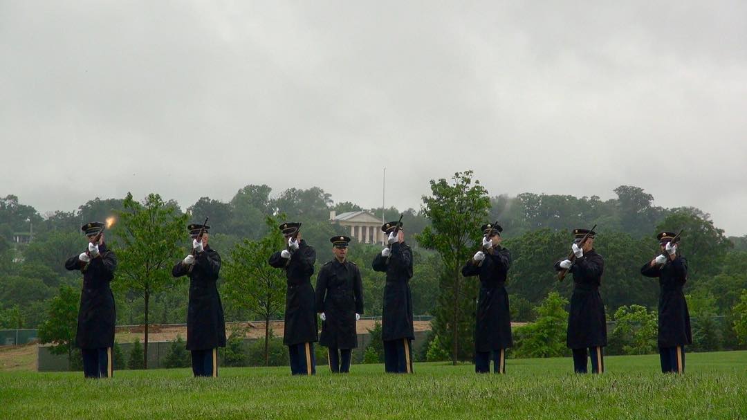 With @usarmyoldguard 's Hotel Company at @arlingtonnatl in the rain with Arlington House in the background. 
#Arlington⠀
#ArlingtonMedia⠀
#ArlingtonCemetery⠀
#ArlingtonNationalCemetery⠀