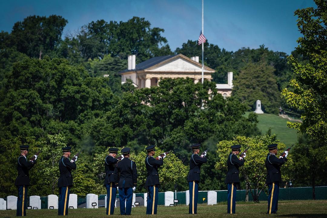 On a service in Section 57 with Bravo Company with Arlington House in the background. @usarmyoldguard @arlingtonnatl @arlingtonhousenps. 
#Arlington⠀
#ArlingtonMedia⠀
#ArlingtonCemetery⠀
#ArlingtonNationalCemetery⠀