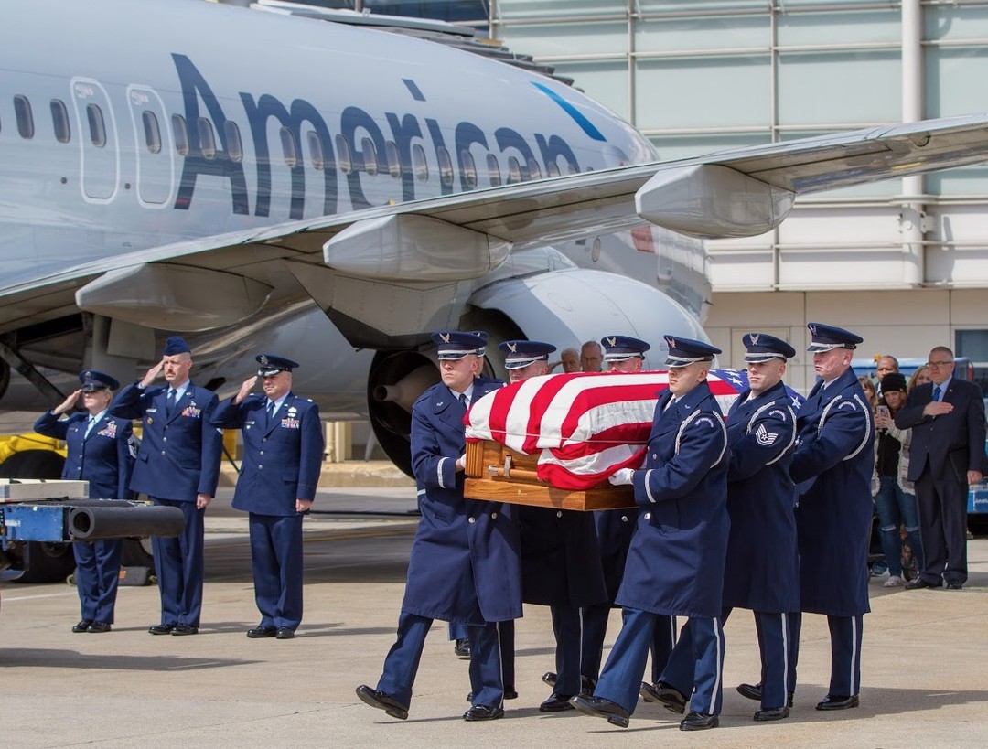 Members of the United States Honor Guard conduct the dignified transfer of Chief Master Sgt. Donald J. Hall at Washington National Airport on March 25, 2018. CMSgt Hall's Sikorsky HH-3E was shot down in Vietnam on Feb. 6, 1967 and he was listed as missing in action. His remains were identified in 2017 and were buried with full military honors at Arlington National Cemetery on March 26, 2018.

@arlingtonnatl @usairforce @usafhonorguard @americanair @reagan_airport 
Jon Girard/Arington.Media 
#Arlington⠀
#ArlingtonMedia⠀
#ArlingtonCemetery⠀
#ArlingtonNationalCemetery⠀