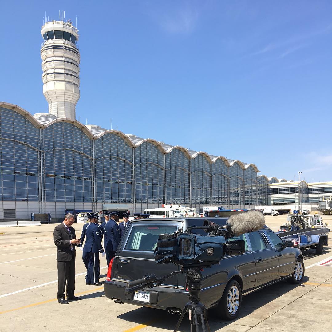 About to tape a dignified transfer at National Airport 
#Arlington⠀
#ArlingtonMedia⠀
#ArlingtonCemetery⠀
#ArlingtonNationalCemetery⠀