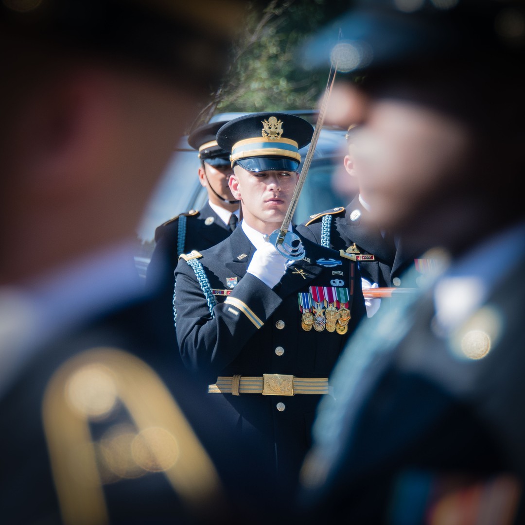 Getting ready for a two star general's memorial service outside the Old Post Chapel with @USArmy's @USArmyOldGuard's Bravo Company 

#Arlington⠀
#ArlingtonMedia⠀
#ArlingtonCemetery⠀
#ArlingtonNationalCemetery⠀