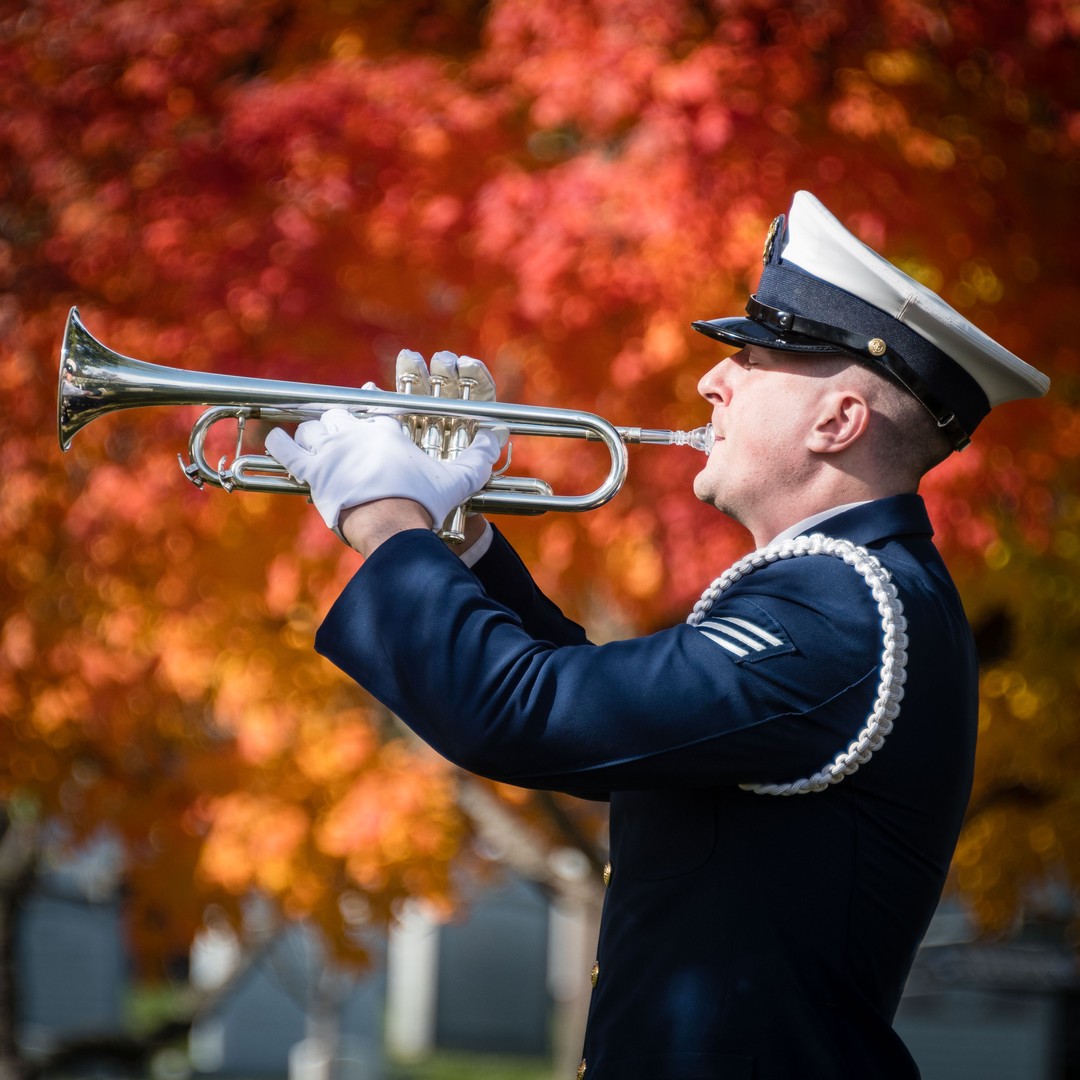 Arlington Media is with the @USCG @uscghonorguard in Section 8A for a full honor service. 
#Arlington⠀
#ArlingtonMedia⠀
#ArlingtonCemetery⠀
#ArlingtonNationalCemetery⠀