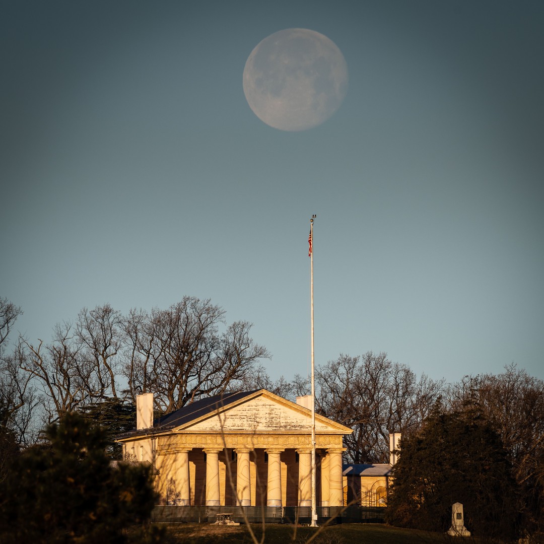 A Wolf Moon setting behind Arlington House at Arlington National Cemetery. 
#Arlington⠀
#ArlingtonMedia⠀
#ArlingtonCemetery⠀
#ArlingtonNationalCemetery⠀
