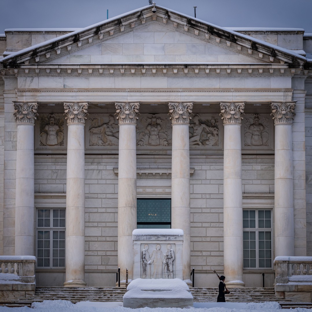 Outside the Tomb of the Unknown Soldier this morning in the snow 
#Arlington⠀
#ArlingtonMedia⠀
#ArlingtonCemetery⠀
#ArlingtonNationalCemetery⠀