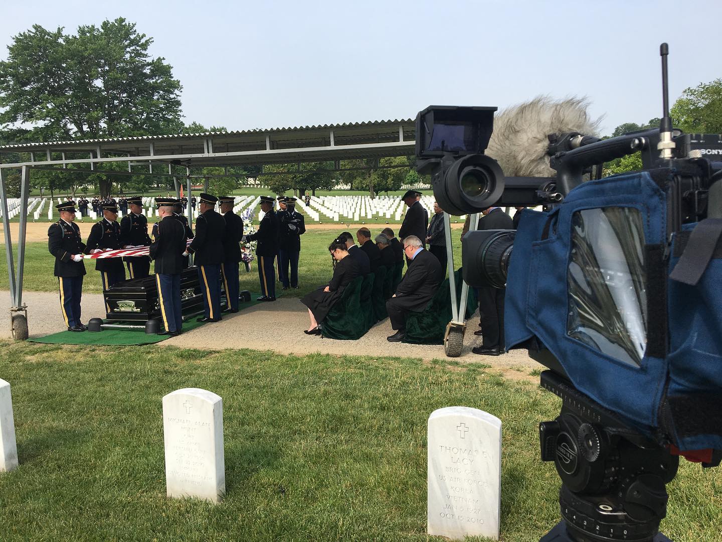 My office today. With the @usarmy @usarmyoldguard Charlie Company in section 55 at Arlington. 
#Arlington⠀
#ArlingtonMedia⠀
#ArlingtonCemetery⠀
#ArlingtonNationalCemetery⠀