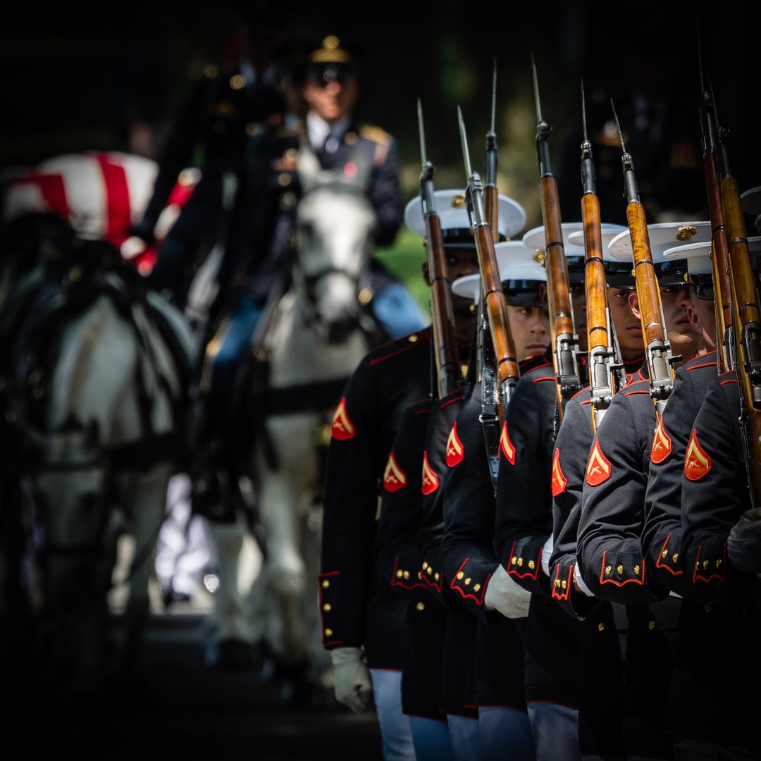 With the @USMC on a cavalcade from the Old Post Chapel to Section 64 at Arlington National Cemetery. 
#Arlington⠀
#ArlingtonMedia⠀
#ArlingtonCemetery⠀
#ArlingtonNationalCemetery⠀