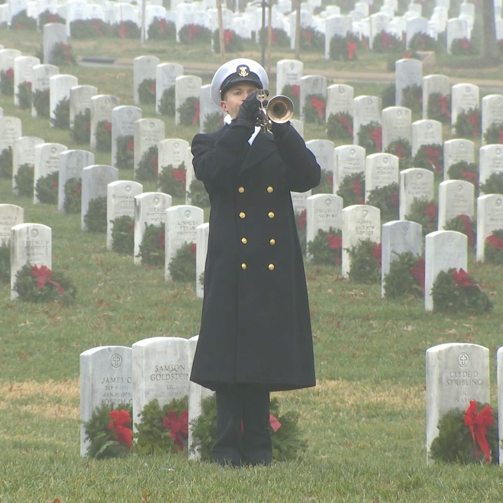 Taps on a foggy morning at Arlington National Cemetery with the @usnavy. 
#Arlington⠀
#ArlingtonMedia⠀
#ArlingtonCemetery⠀
#ArlingtonNationalCemetery⠀