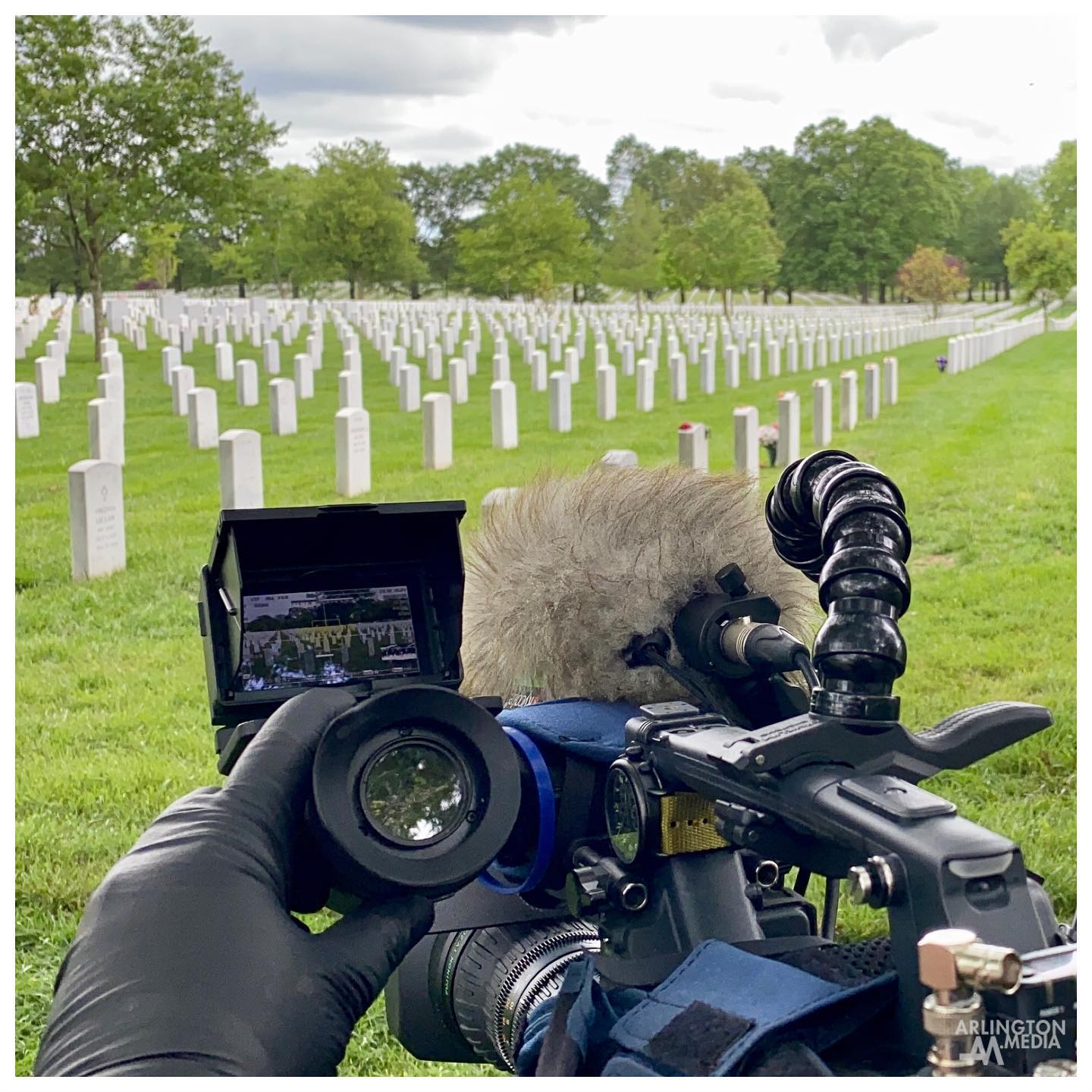 Gloved up and waiting for a family to arrive in section 60

#Arlington⠀
#ArlingtonMedia⠀
#ArlingtonCemetery⠀
#ArlingtonNationalCemetery⠀