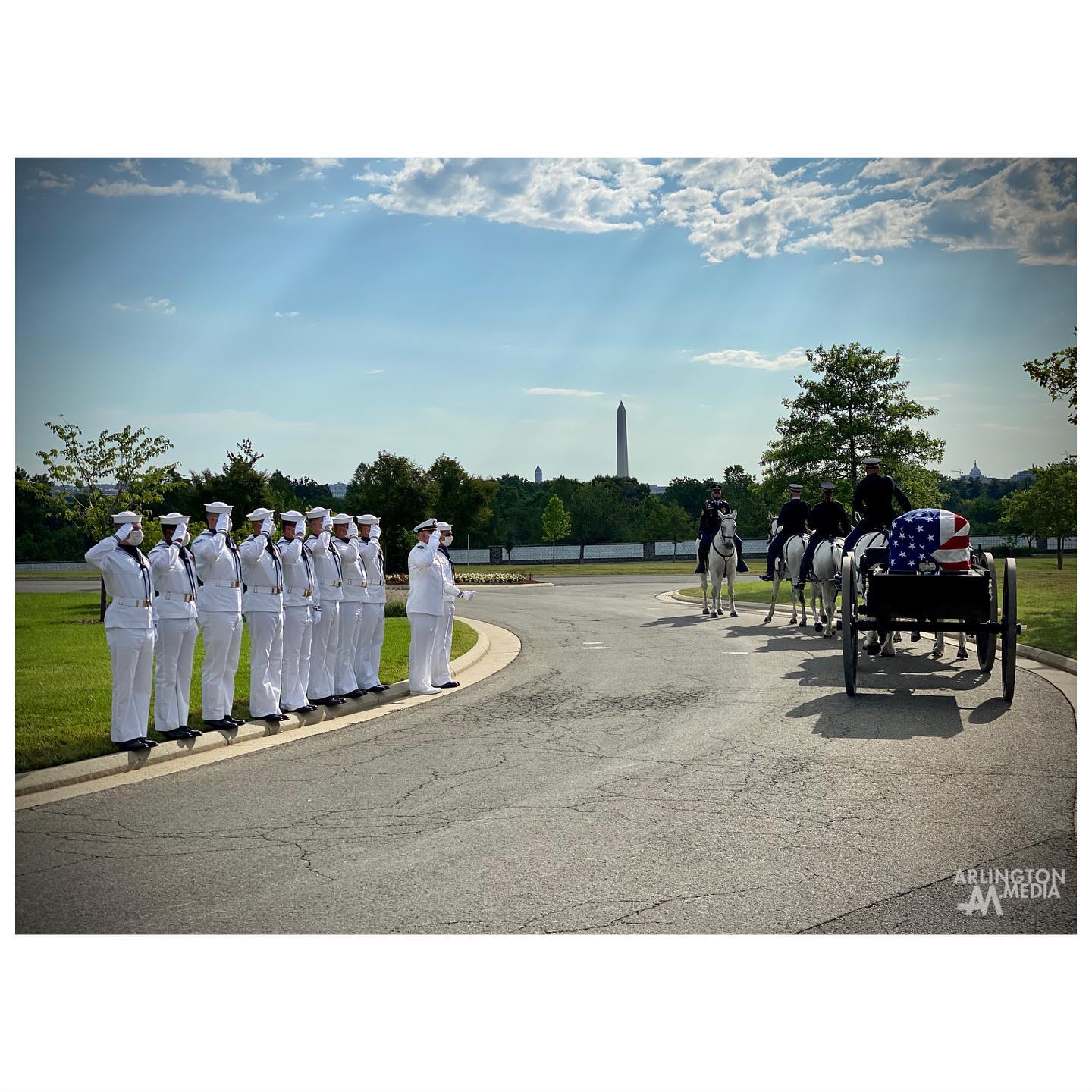 A few minutes ago at McClellan Circle. The caissons are back. @usarmyoldguard 

#Arlington⠀
#ArlingtonMedia⠀
#ArlingtonCemetery⠀
#ArlingtonNationalCemetery⠀