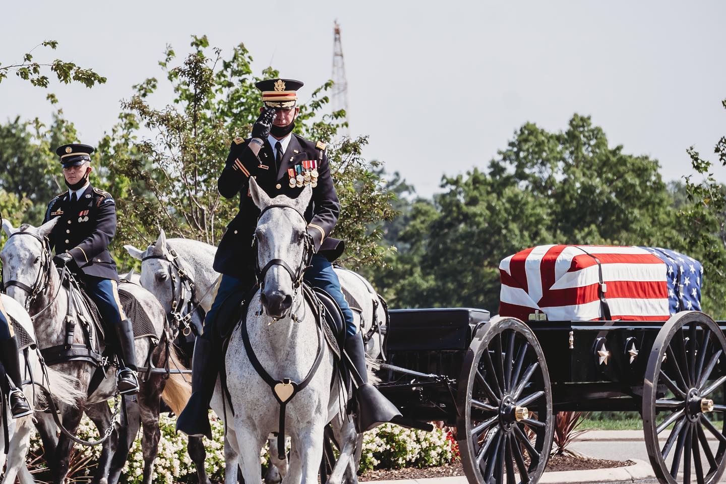 Chief Warrant Officer Sobataka of the 3rd U.S. Infantry Regiment (The Old Guard) Caisson Platoon conducted full military funeral honors with funeral escort for a veteran from the United States Air Force last week before conducting his final ride earlier this week.⠀
⠀
Full honors were given to this member of the USAF with the Washington Monument shining in the background.